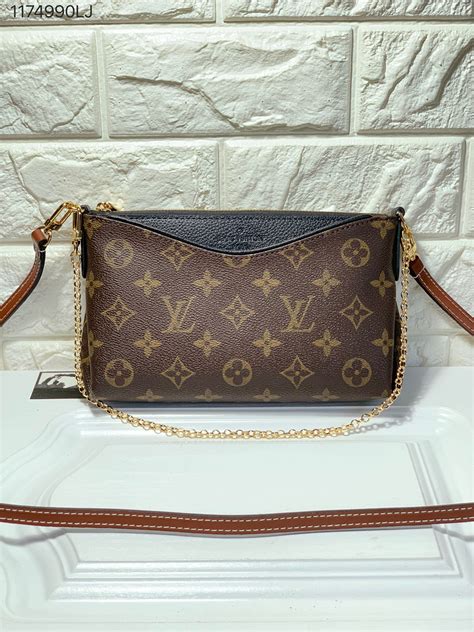 lv small bag with chain.